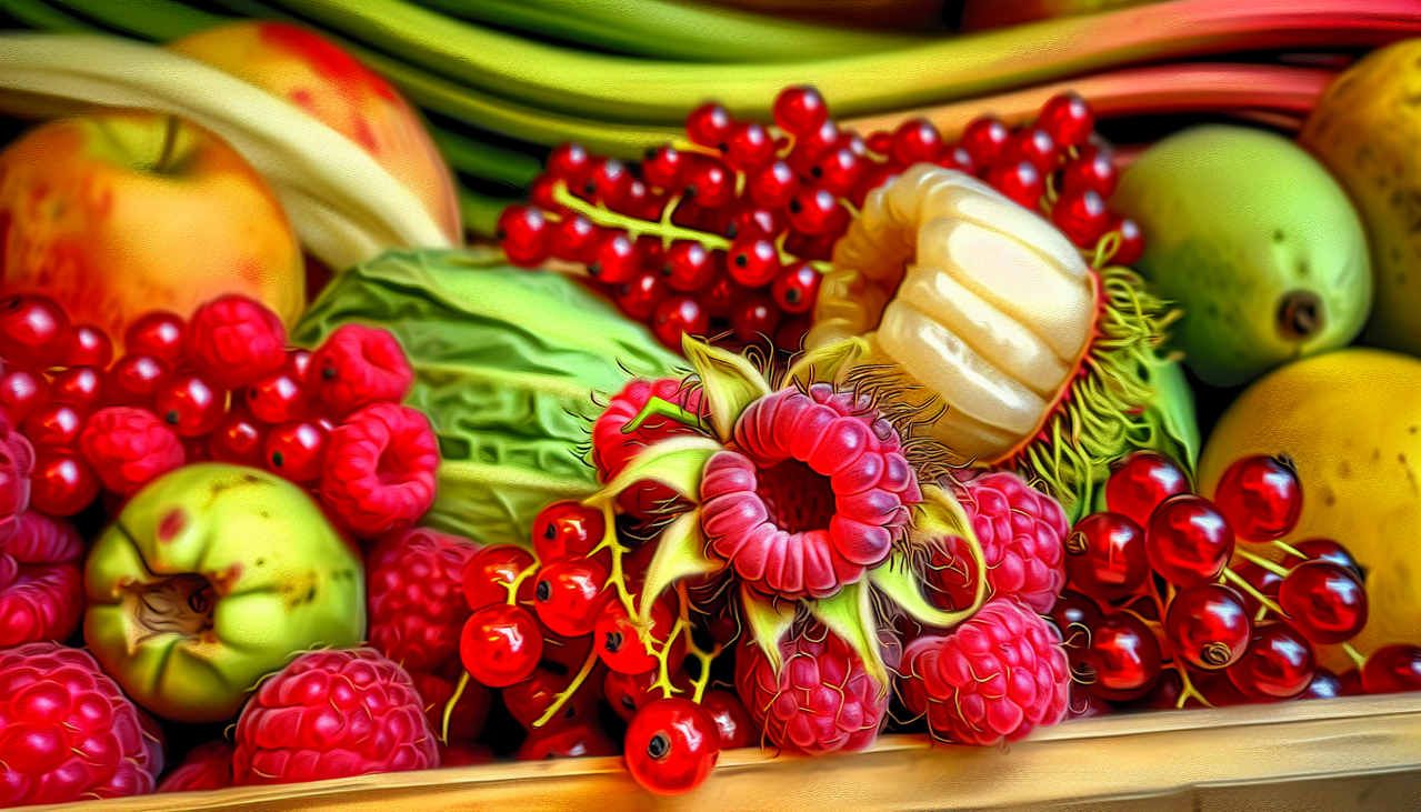 Un savoureux mélange de fruits en "R" dans un marché regorgeant de couleurs : framboises, groseilles, rhubarbe, rambutan, pommes de rose, bananes... Tout un festin pour les yeux !