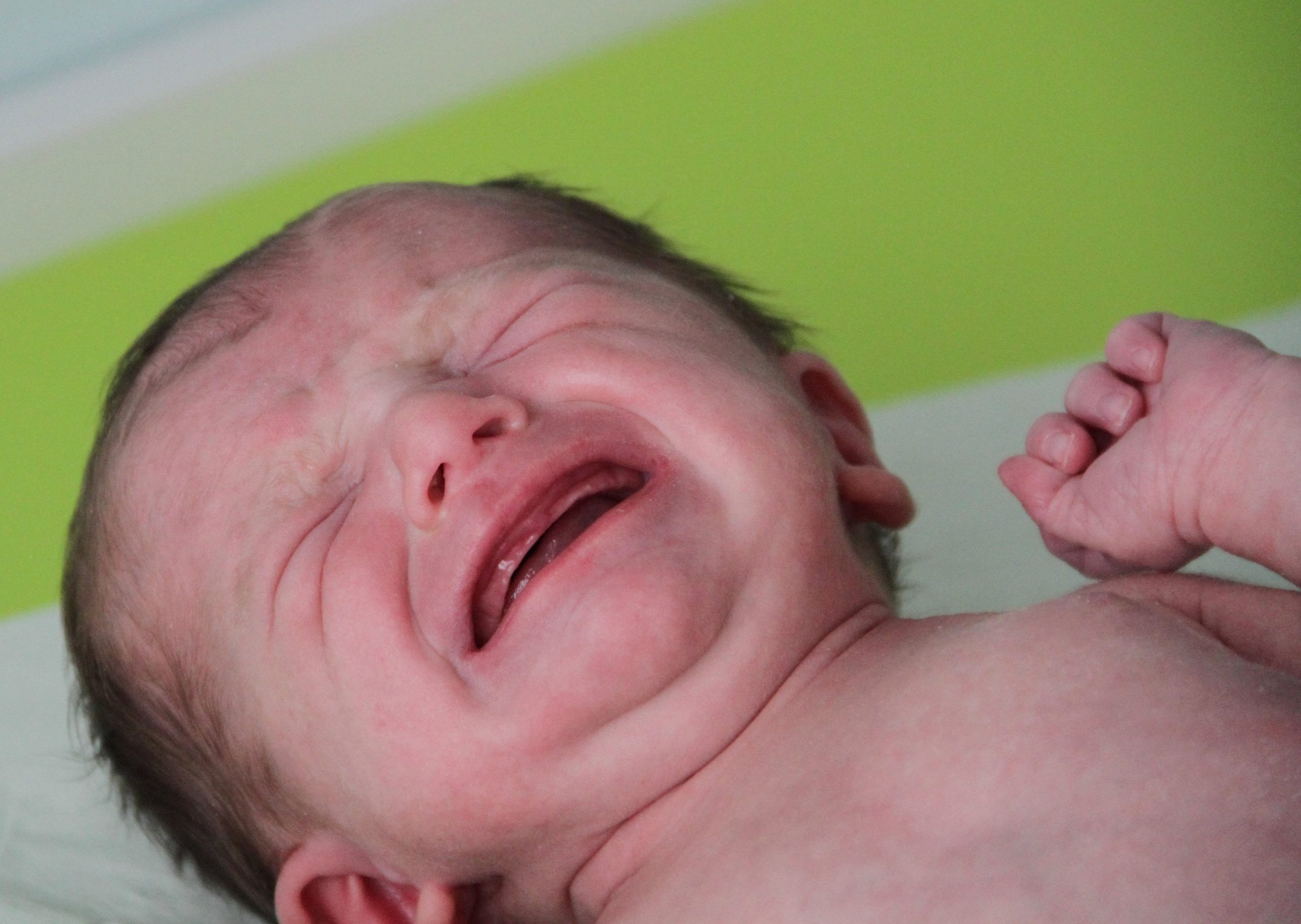 Pourquoi les bébés pleurent-ils souvent ?