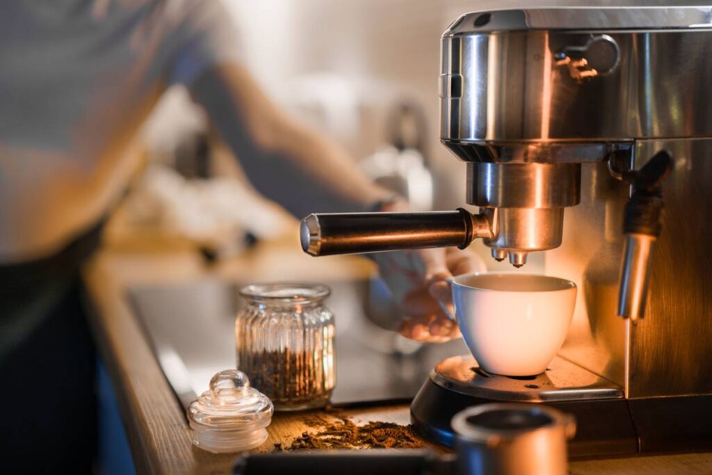 Torréfacteur artisanal vs chaîne de café